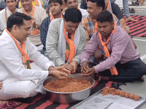 राजस्थान सरकार में कैबिनेट मंत्री सुरेश रावत (बाएं) पुष्कर में जश्न की तैयारी करते दिखे। उन्होंने कार्यकर्ताओं को बांटने के लिए अपने हाथ से लड्‌डू बनाए।