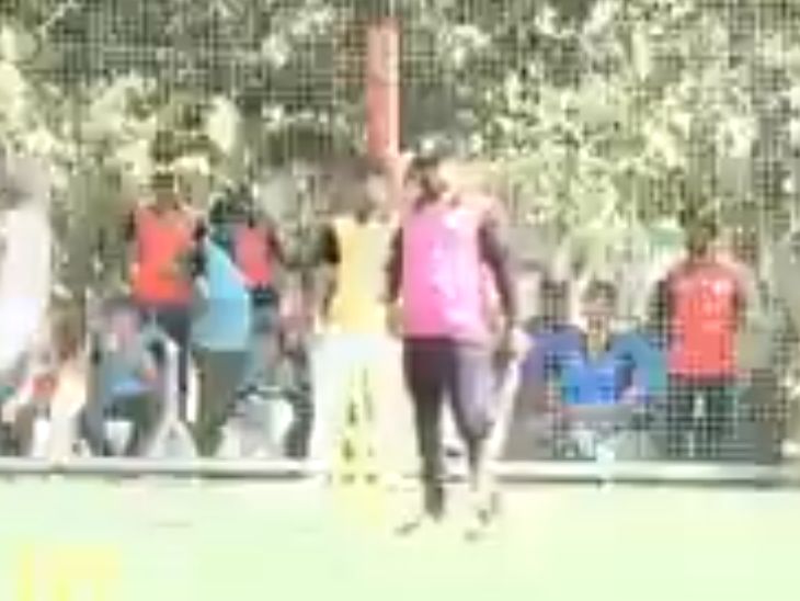 सिक्स मारने के बाद बल्लेबाज राम गणेश