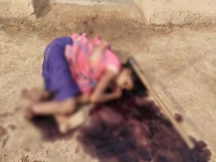 आंगन में मृतका चंद्रावती का पड़ा शव - Dainik Bhaskar