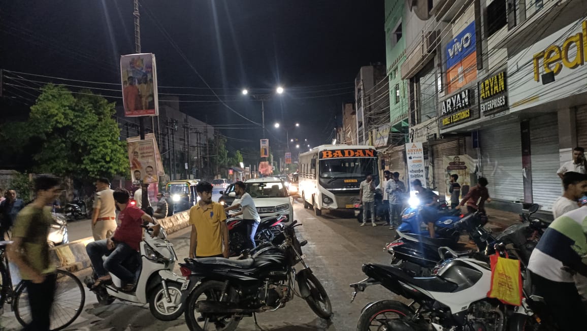 चक्काजाम कर जनता ने कहा कि मंत्री जी के बर्थडे में अधिकारियों की व्यस्तता के कारण बिजली व्यवस्था ठप है।