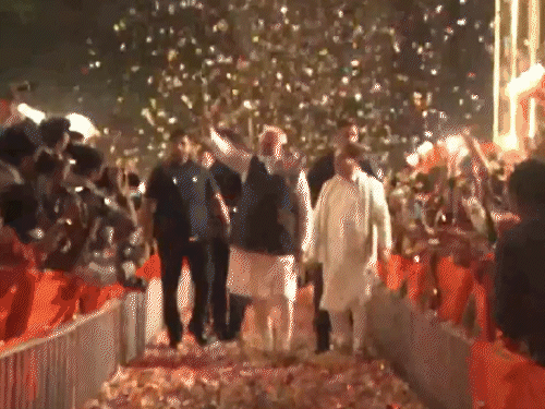 मोदी पार्टी कार्यालय पहुंचे तो कार्यकर्ताओं ने उन पर रंग-बिरंगे कागज उड़ाकर स्वागत किया।
