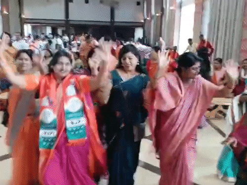 भाजपा की जीत पर दुर्ग में महिला नेताओं और कार्यकर्ताओं ने जमकर डांस किया। - Dainik Bhaskar