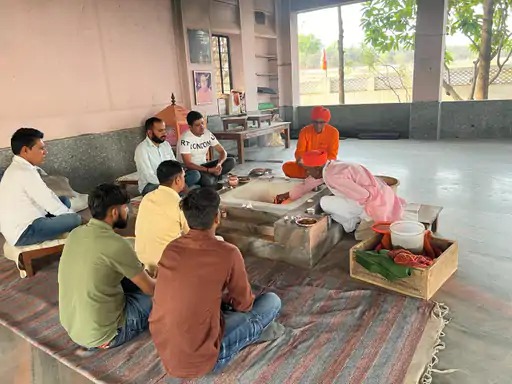भाजपा प्रत्याशी सुमेधानंद सरस्वती ने वैदिक आश्रम पिपराली में अपने समर्थकों के साथ हवन किया।