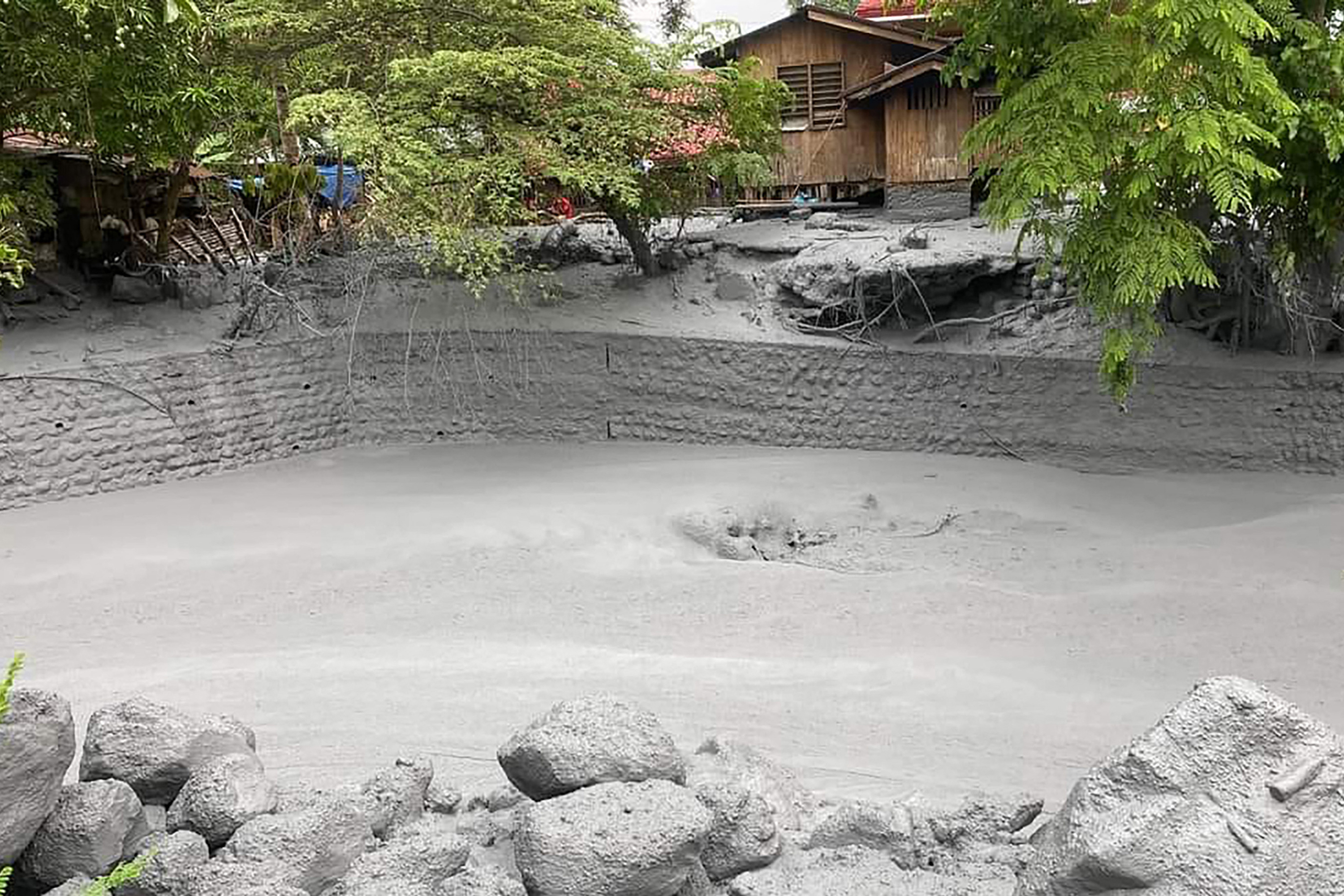 विस्फोट के बाद माउंट कनलाओं की नदियों में ज्वालामुखी का मालवा बहने लगा।