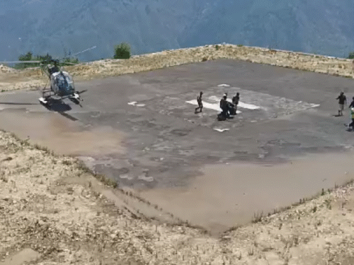 रेस्क्यू टीम ने 5 शवों को निकाला है। M-17 और दूसरे हेलीकॉप्टर से बचाव कार्य किया जा रहा है।