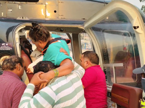 रेस्क्यू किए गए 8 लोगों को इलाज के हेलीकॉप्टर से देहरादून भेजा गया।