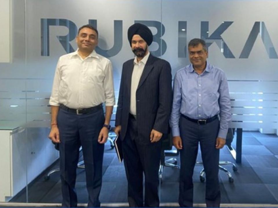यूनिवर्सल AI यूनिवर्सिटी के चांसलर प्रोफेसर तरुणदीप आनंद (मध्य) ने रुबिका के साथ समझौता किया।