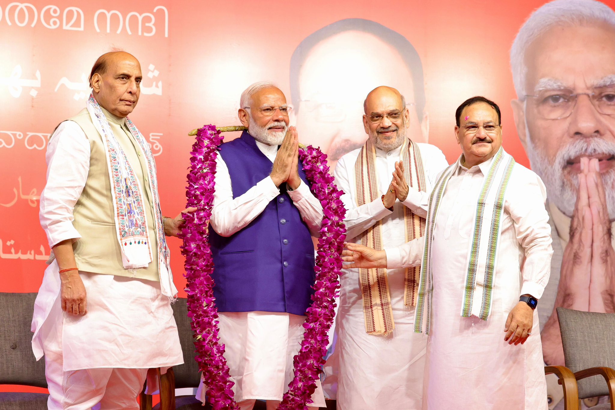 भाजपा अध्यक्ष नड्‌डा, राजनाथ सिंह और अमित शाह ने मोदी को फूलों का हार पहनाकर अभिनंदन किया।