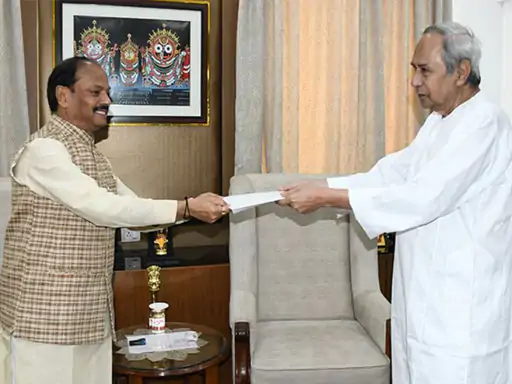 नवीन पटनायक (दाएं) ने भुवनेश्वर में राजभवन जाकर राज्यपाल रघुवर दास (बाएं) को अपना इस्तीफा सौंपा।