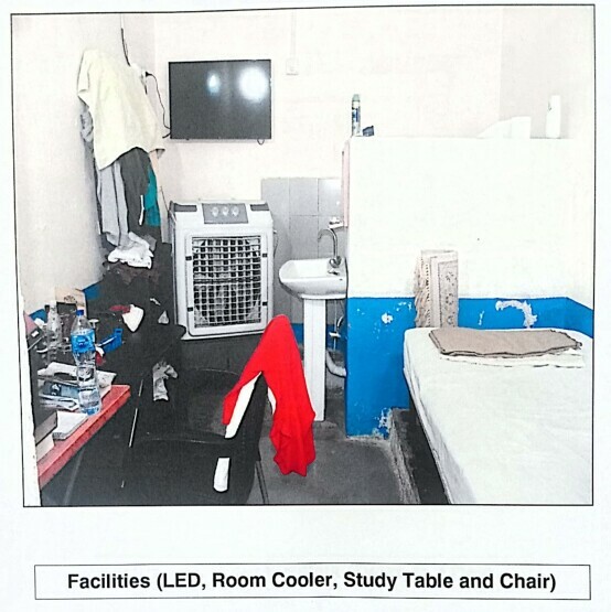 इमरान खान के जेल के कमरे की तस्वीर। इसमें कूलर, स्टडी टेबल, कुर्सी को देखा जा सकता है।