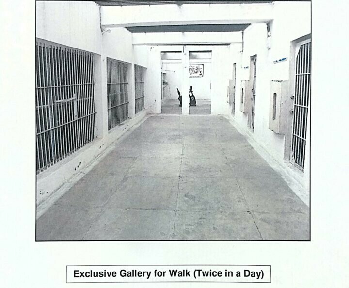 इमरान खान जिस कमरे में रहते हैं ये उसके आगे की गैलरी है। वे यहां दिन में दो बार टहलते हैं।