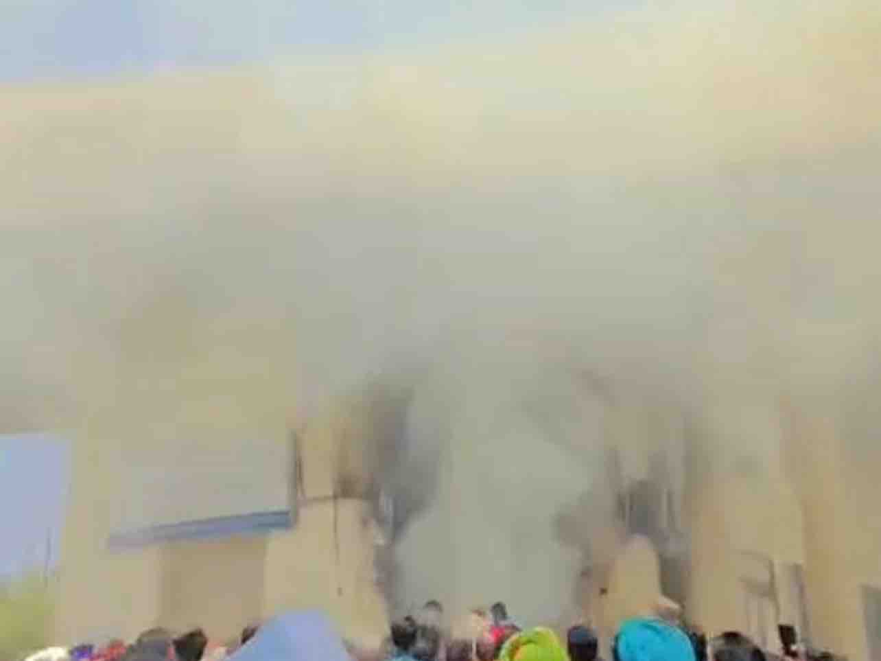 एटीएम मशीन भी आग की चपेट में आ गई और जलकर राख