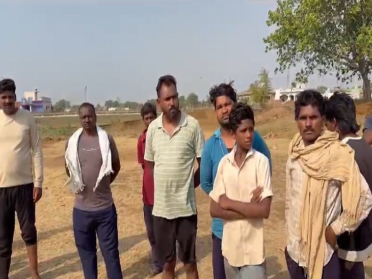 घटना स्थल पर लगी लोगों की भीड़