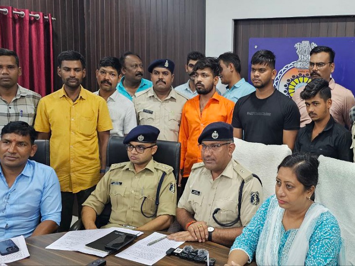 दुर्ग पुलिस के अधिकारियों ने गांजा तस्करों पर कार्रवाई के बारे में बताया