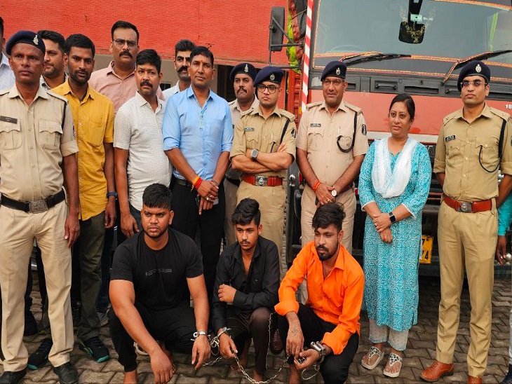 जब्त गाड़ियां व पुलिस की गिरफ्त में तीनों गांजा तस्कर