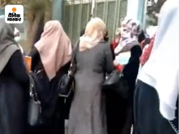 थोड़ा सा चेहरा दिख रहा था, तालिबान ने बाल्ख इलाके में यूनिवर्सिटी जाने देने से मना कर दिया था।