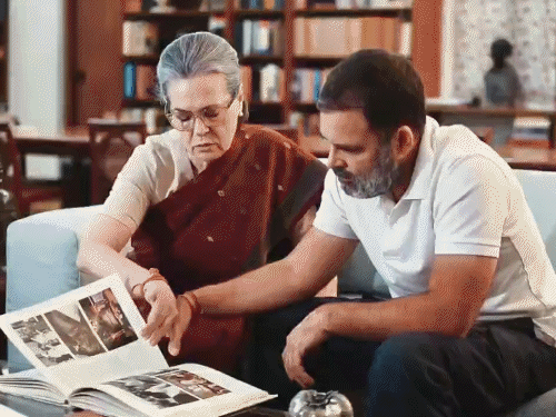 राहुल ने मां सोनिया के साथ यह फोटो सोशल मीडिया पर पोस्ट की।