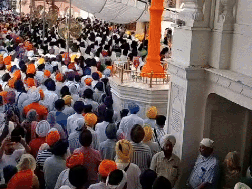 ऑपरेशन ब्लू स्टार की 40वीं बरसी पर गोल्डन टेंपल में जुटी भीड़ और खालिस्तान जिंदाबाद के नारे लगाते हुए तलवारें लहराती भीड़। - Dainik Bhaskar