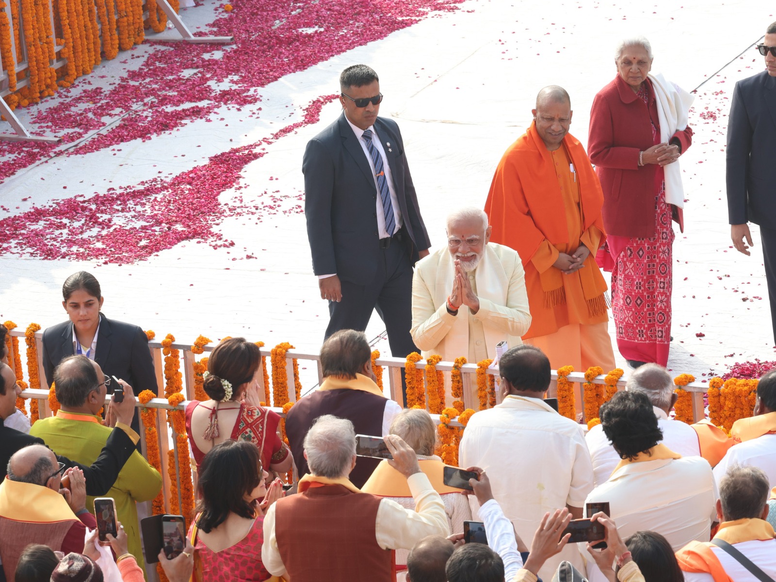 यह फोटो 22 जनवरी रामलला की प्राण-प्रतिष्ठा के दिन की है। प्रधानमंत्री नरेंद्र मोदी ने देशभर से आए VIPs से मुलाकात की थी।