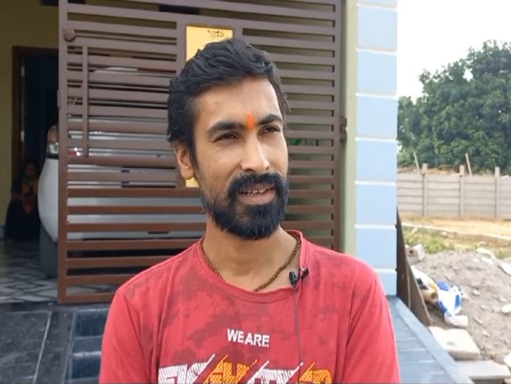 भाजपा की जीत की मन्नत के लिए युवक ने मंदिर में चढ़ा दी अपनी उंगली। - Dainik Bhaskar