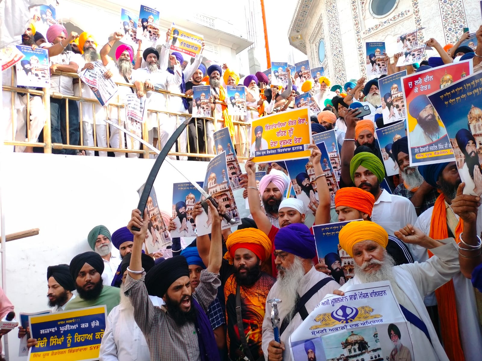 Operation Blue Star: ਦਰਬਾਰ ਸਾਹਿਬ ਲੱਗੇ ਖਾਲਿਸਤਾਨ ਜ਼ਿੰਦਾਬਾਦ ਦੇ ਨਾਅਰੇ, ਭਿੰਡਰਾਵਾਲਿਆਂ ਦੀਆਂ ਤਸਵੀਰਾਂ ਫੜ ਨੌਜਵਾਨਾਂ 'ਚ ਜੋਸ਼ 