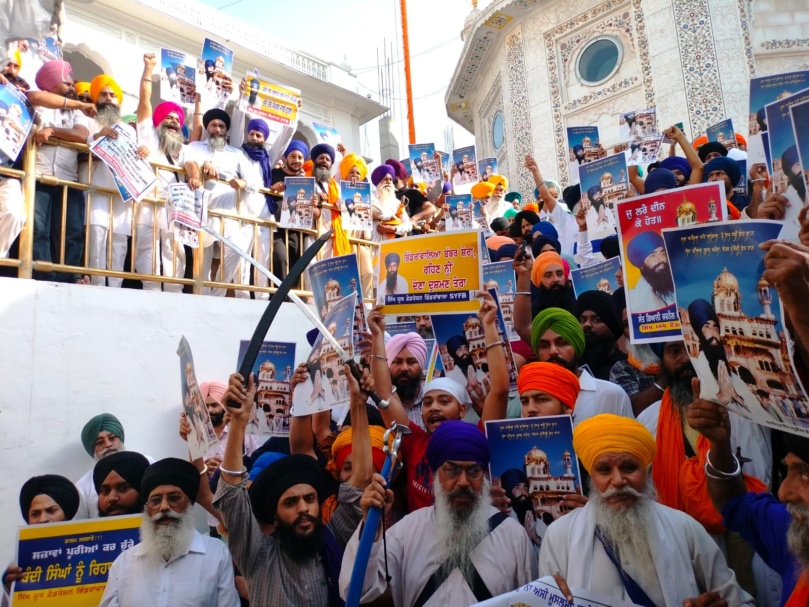 Operation Blue Star: ਦਰਬਾਰ ਸਾਹਿਬ ਲੱਗੇ ਖਾਲਿਸਤਾਨ ਜ਼ਿੰਦਾਬਾਦ ਦੇ ਨਾਅਰੇ, ਭਿੰਡਰਾਵਾਲਿਆਂ ਦੀਆਂ ਤਸਵੀਰਾਂ ਫੜ ਨੌਜਵਾਨਾਂ 'ਚ ਜੋਸ਼ 