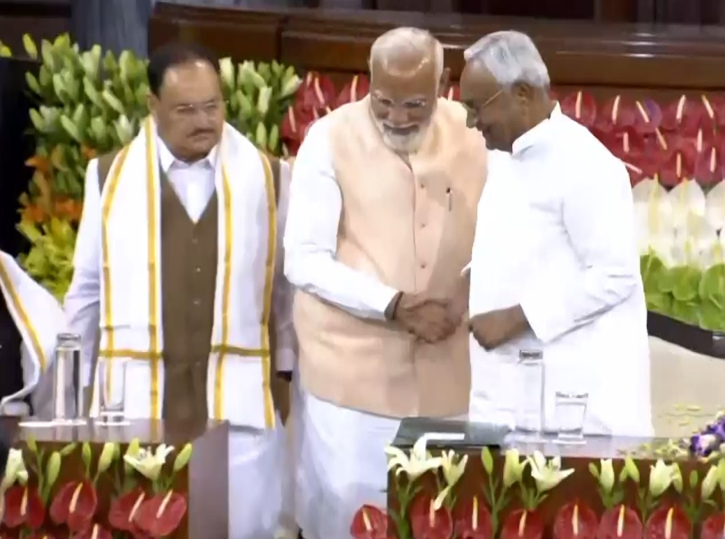 सेंट्रल हॉल में पीएम मोदी के साथ बिहार के सीएम नीतीश कुमार