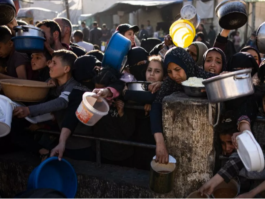 UNICEF के आंकड़ों के मुताबिक, गाजा में हर 10 में से 9 बच्चों खाने की कमी के बीच जिंदगी गुजार रहे हैं। - Dainik Bhaskar