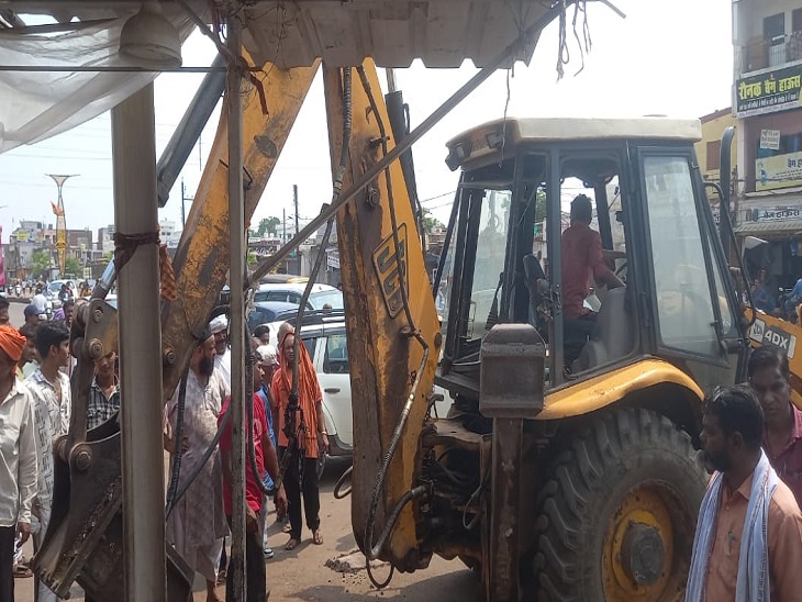अतिक्रमण पर चला निगम का बुलडोजर - Dainik Bhaskar