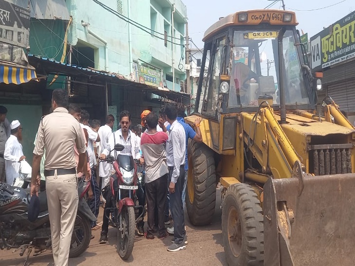 कार्रवाई के दौरान मौजूद रहा पुलिस बल