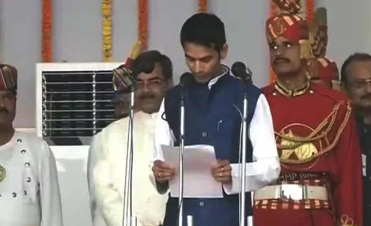 20 नवंबर 2015 को पटना में शपथ लेते तेज प्रताप। उन्होंने पढ़ने में गलती की, जिससे अर्थ का अनर्थ हो गया था। दोबारा शपथ लेनी पड़ी थी।