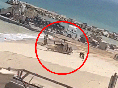 बंधकों को रिहाई के बाद उन्हें हेलिकॉप्टर से इजराइल लाया गया। - Dainik Bhaskar