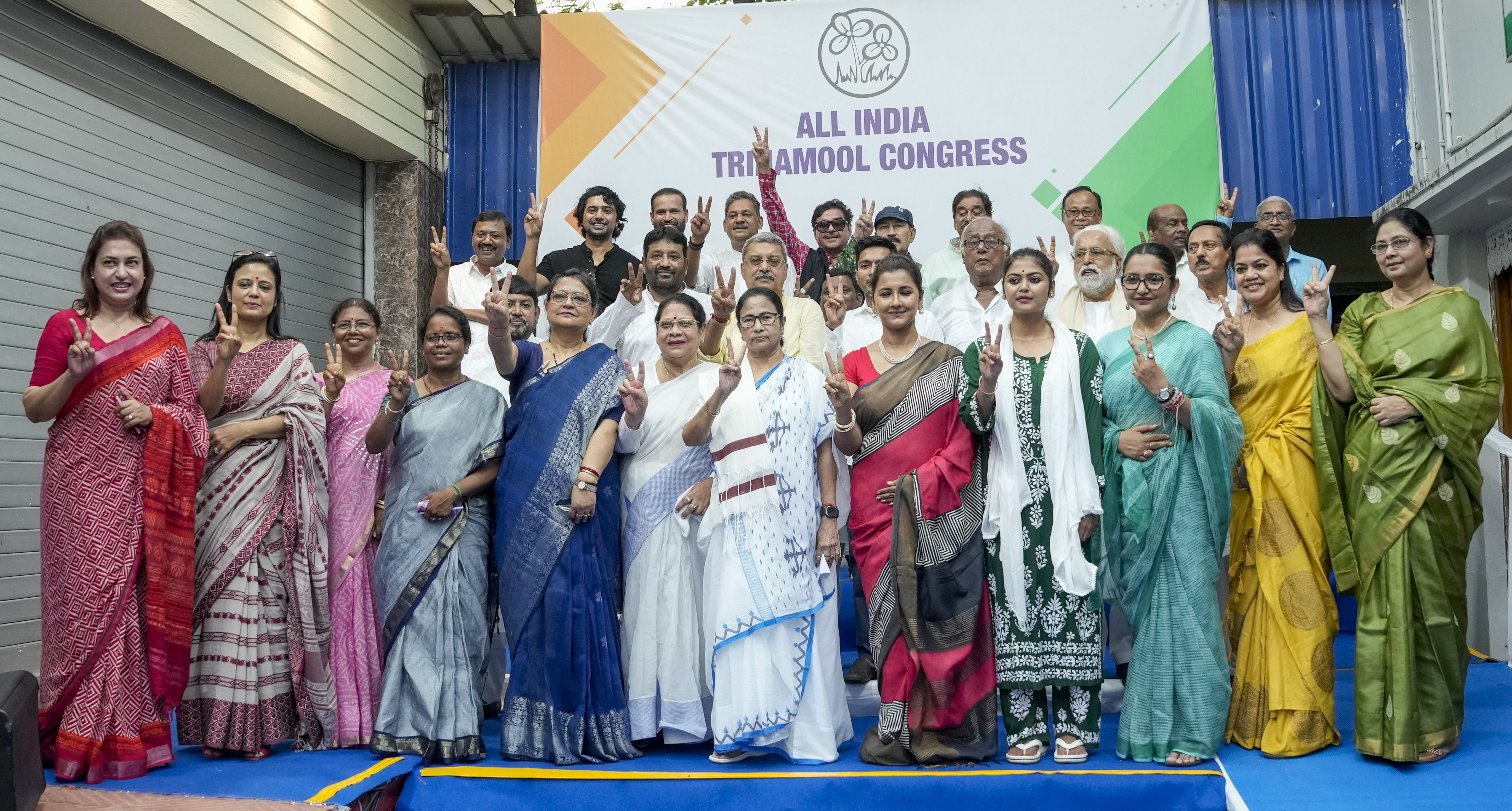 कोलकाता में TMC के नव निर्वाचित सांसदों के साथ ममता बनर्जी।