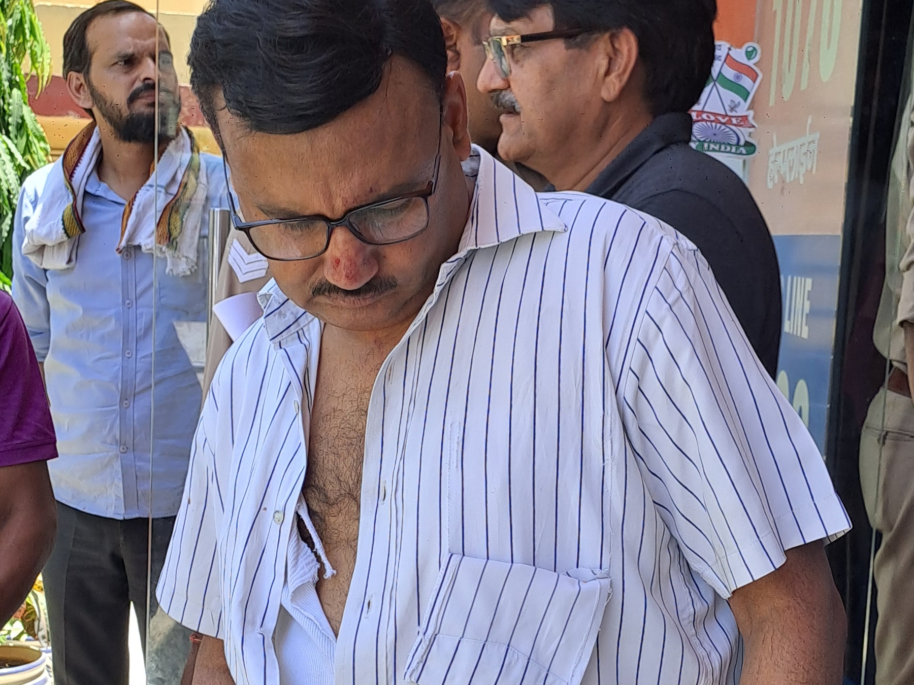 BJP leader inside Meerut police station | मेरठ में थाने के अंदर भाजपा ...