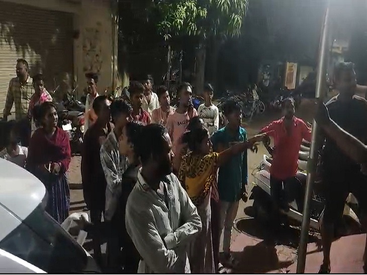 वैशाली नगर थाने का घेराव करते बस्तीवासी - Dainik Bhaskar