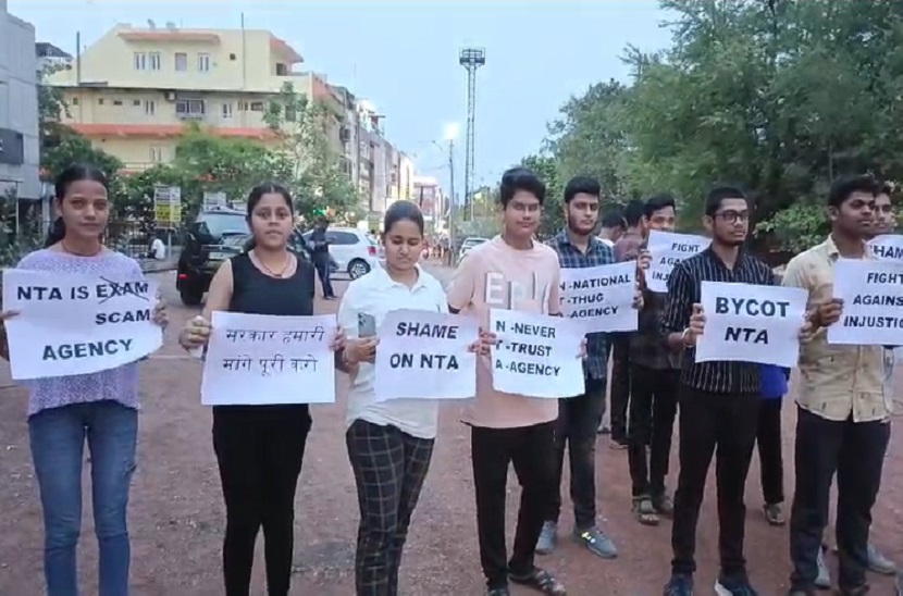 पोस्टर लेकर विरोध में खड़े स्टूडेंट्स