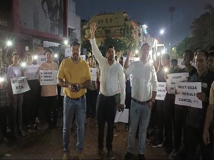 एनटीए के खिलाफ नारेबाजी करते स्टूडेंट व टीचर
