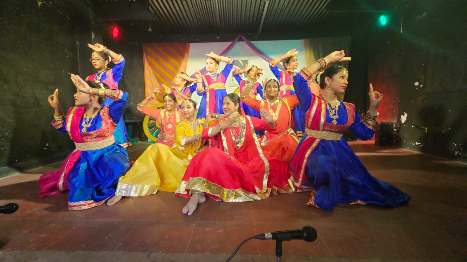 गुरु श्रुति मिश्रा के निर्देशन में दस शिष्यों ने अपने कार्यक्रम की शुरुआत राजस्थान की सुप्रसिद्ध मांड केसरिया बालम आवो नी पधारो म्हारे देश से की l