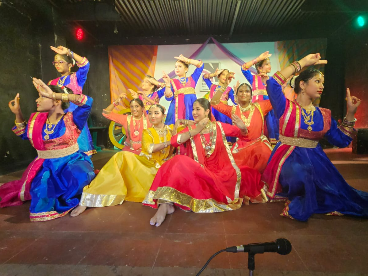 नेट थिएट कार्यक्रमों की श्रृंखला में राज्य की सुप्रसिद्ध कथक गुरु श्रुति मिश्रा ने अपने भावपूर्ण कथक नृत्य से जयपुर के शुद्ध कथक की बारीकियों को बड़ी खूबसूरती से पेश किया। - Dainik Bhaskar