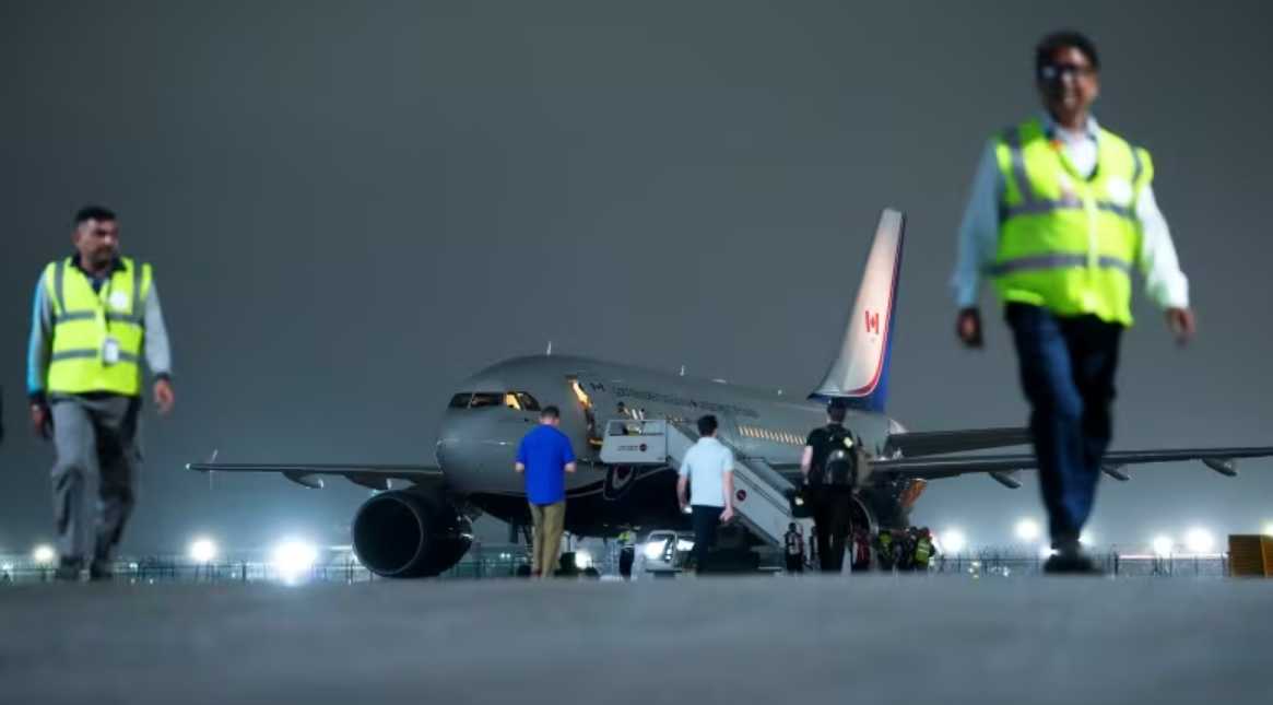 तस्वीर नई दिल्ली में रनवे पर खड़े कनाडा के प्रधानमंत्री जस्टिन ट्रूडो के प्लेन की है।