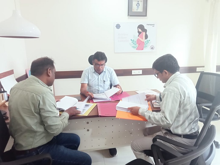 नर्सिंग होम से जुड़े दस्तावेजों की जांच करते डॉ. अनिल शुक्ला और उनकी टीम