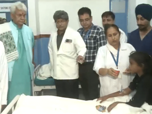 जम्मू कश्मीर के एलजी वीके सिन्हा ने सोमवार को घायलों से अस्पताल में मुलाकात की।