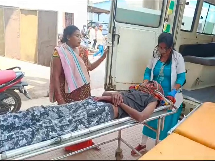 घायल को अस्पताल ले जाते हुए - Dainik Bhaskar