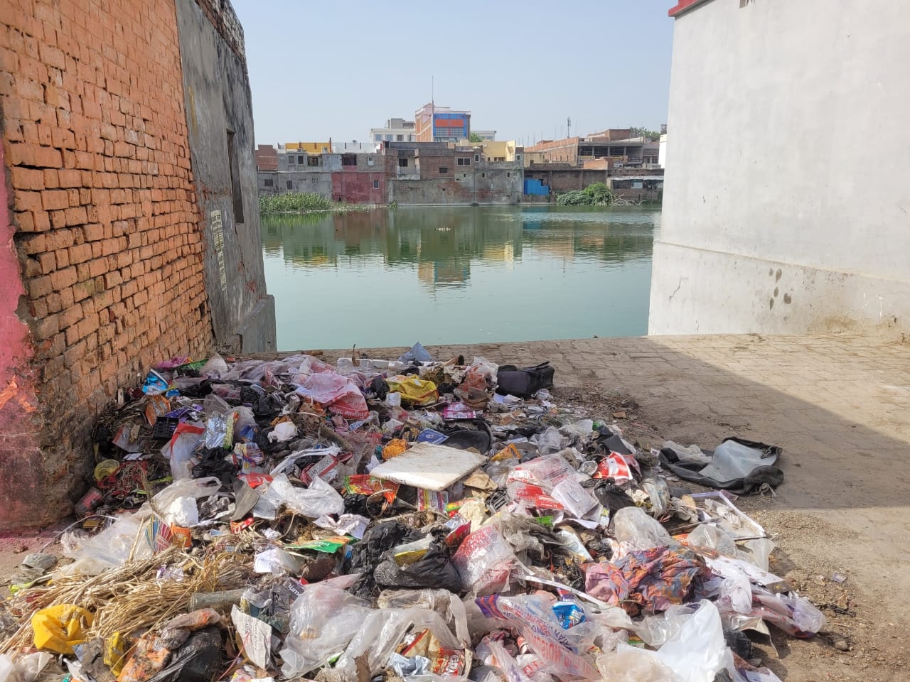 Historical Pahad Khan's pond has become a pile of garbage in Ghazipur ...