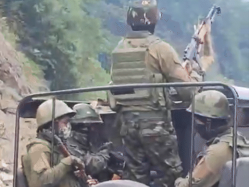 CM का सुरक्षा दस्ता हिंसा प्रभावित जिरिबाम में सीएम की सभा से पहले तैयारियों का जायजा लेने जा रहा था। - Dainik Bhaskar