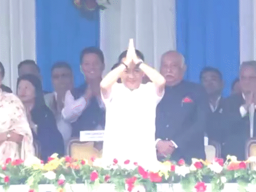 पल्जोर स्टेडियम में लोगों का अभिवादन करते प्रेम सिंह तमांग।