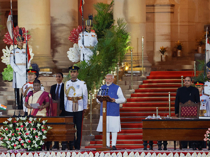 तीसरी बार प्रधानमंत्री पद की शपथ लेने के बाद नरेंद्र मोदी ने समारोह में आए मेहमानों को प्रणाम किया। शपथ ग्रहण के बाद पीएम समेत नए मंत्रियों का फोटो सेशन हुआ। - Dainik Bhaskar
