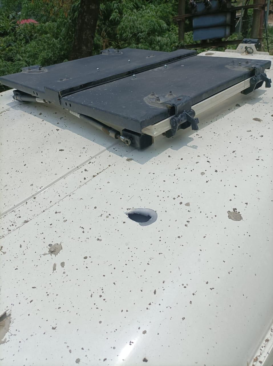 सीएम के काफिले की गाड़ी पर गोली का निशान। उग्रवादियों ने काफिले पर गोलियां चलाई थीं।