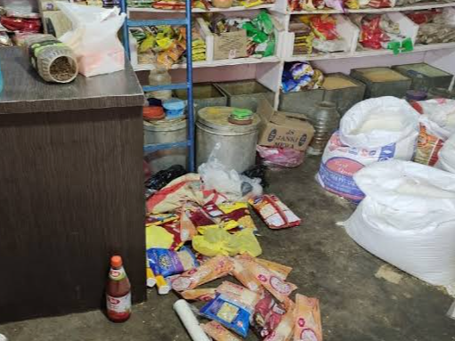 Thieves stole from a grocery store | चोरों ने किराना की दुकान में चोरी ...