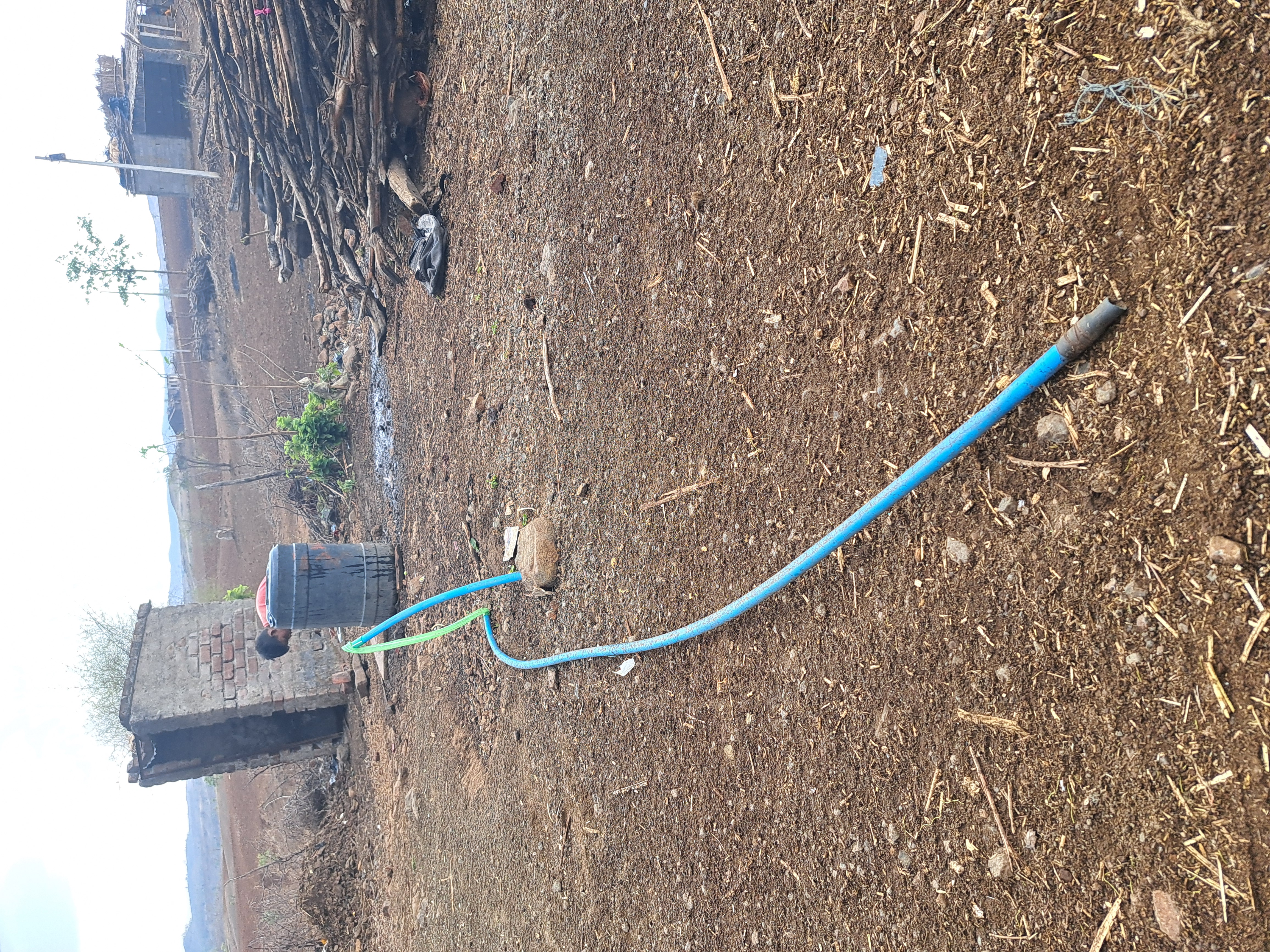 खामला गांव में नल जल योजना के तहत इस तरह से पाइप बिछाए गए हैं। पांच परिवार के लोग एक जगह से पानी भरते हैं।